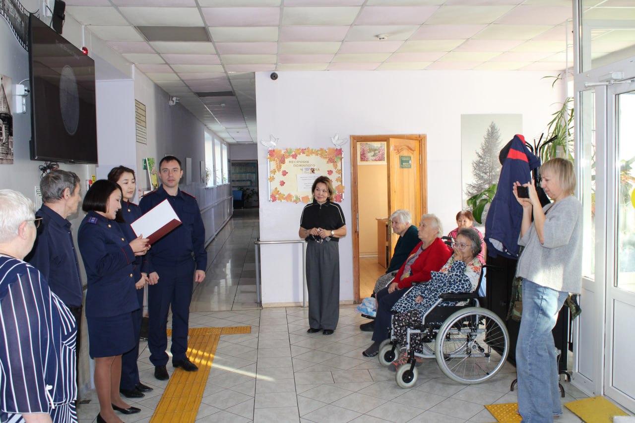 В месячник пожилого человека сотрудники следственного управления посетили подопечных Дома-интерната «Алтай» В месячник пожилого человека сотрудники следственного управления посетили подопечных Дома-интерната «Алтай»