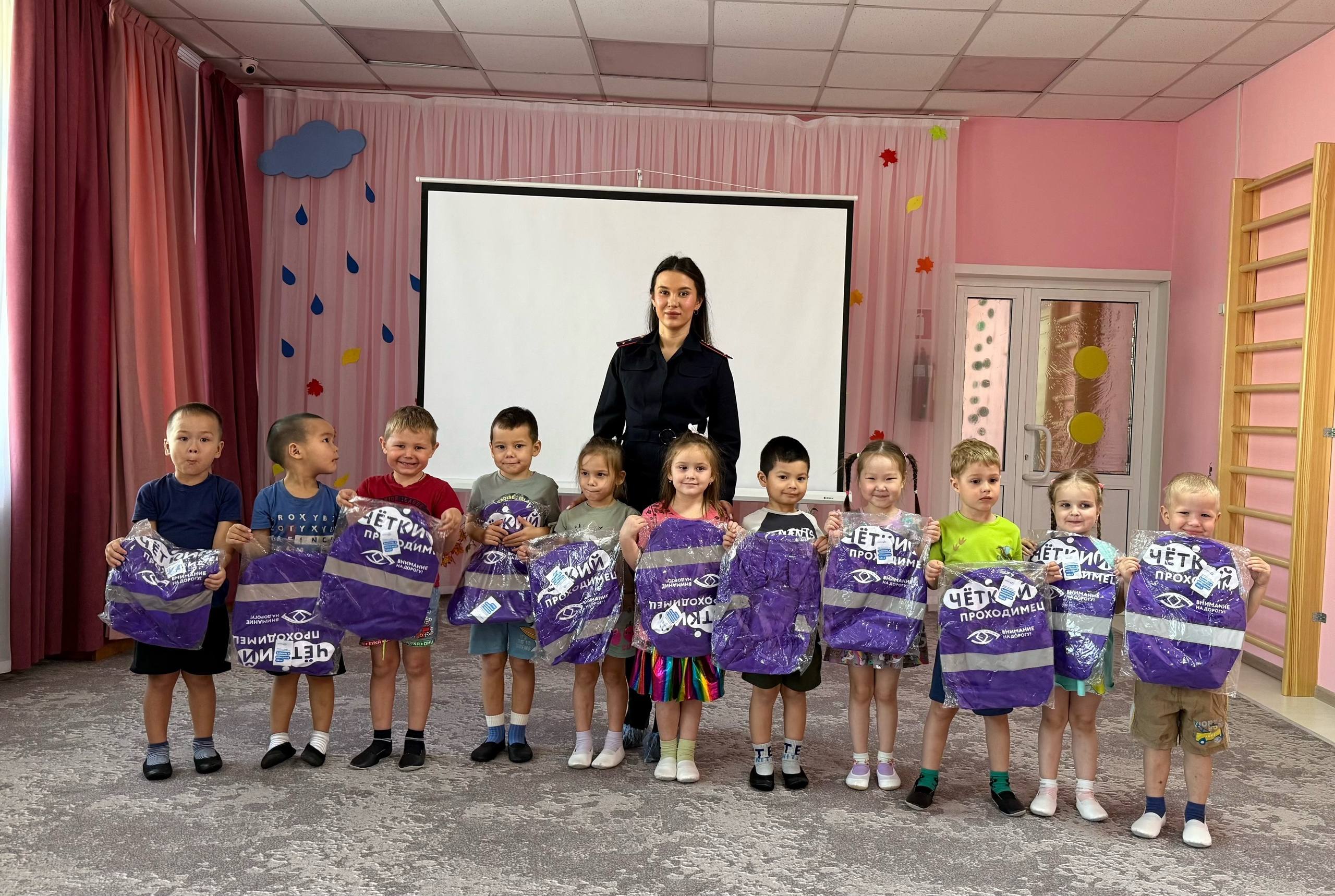 В детском саду «Колокольчик» г. Горно-Алтайска сотрудник Госавтоинспекции провела мероприятие по ПДД В детском саду «Колокольчик» г. Горно-Алтайска сотрудник Госавтоинспекции провела мероприятие по ПДД