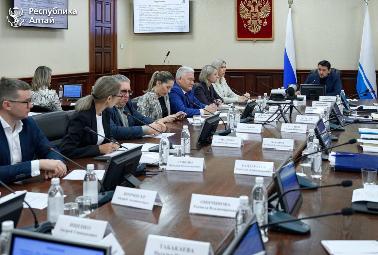 Председатель правительства РА Александр Прокопьев провел заседание межведомственной комиссии по противодействию нелегальной занятости в регионе Председатель правительства РА Александр Прокопьев провел заседание межведомственной комиссии по противодействию нелегальной занятости в регионе