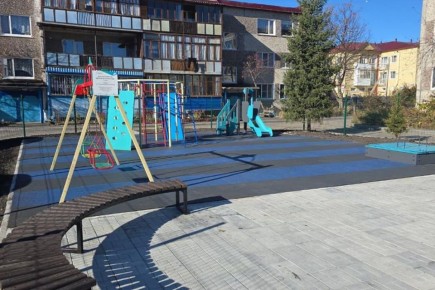 В селе Майма завершается благоустройство детской площадки во дворе домов № 26, 27, 28 по улице Гидростроителей