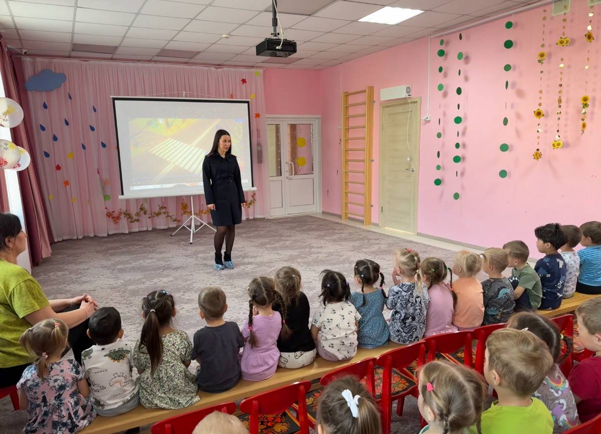 В детском саду «Колокольчик» г. Горно-Алтайска сотрудник Госавтоинспекции провела мероприятие по ПДД В детском саду «Колокольчик» г. Горно-Алтайска сотрудник Госавтоинспекции провела мероприятие по ПДД