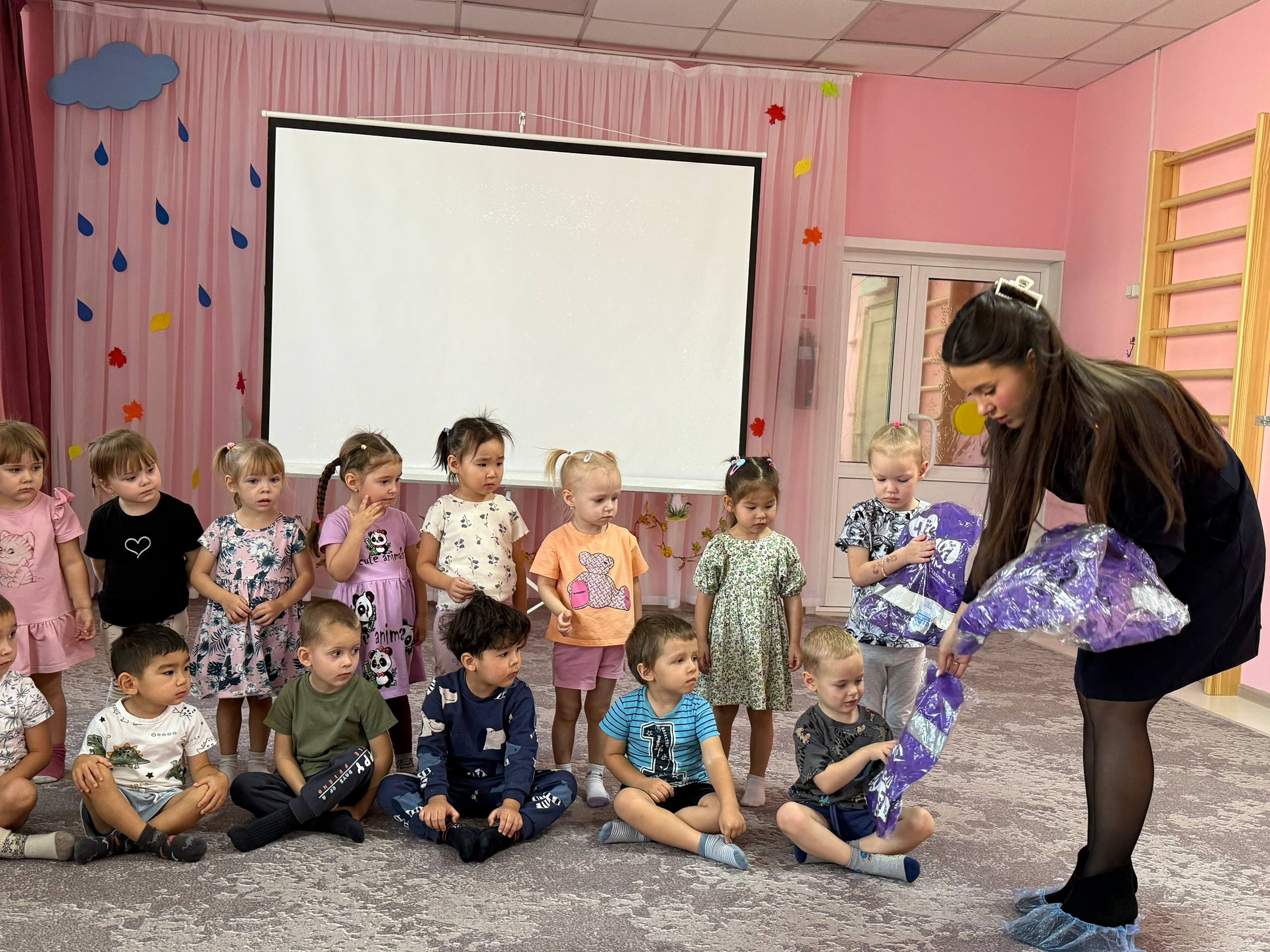 В детском саду «Колокольчик» г. Горно-Алтайска сотрудник Госавтоинспекции провела мероприятие по ПДД В детском саду «Колокольчик» г. Горно-Алтайска сотрудник Госавтоинспекции провела мероприятие по ПДД