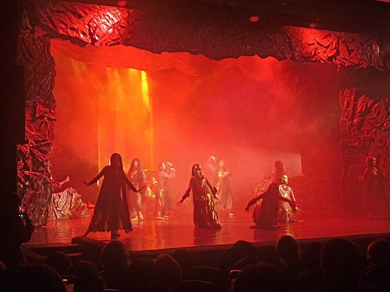 В национальном театра П.В.Кучияк идет премьера спектакля "Алмыс" В национальном театра П.В.Кучияк идет премьера спектакля "Алмыс"