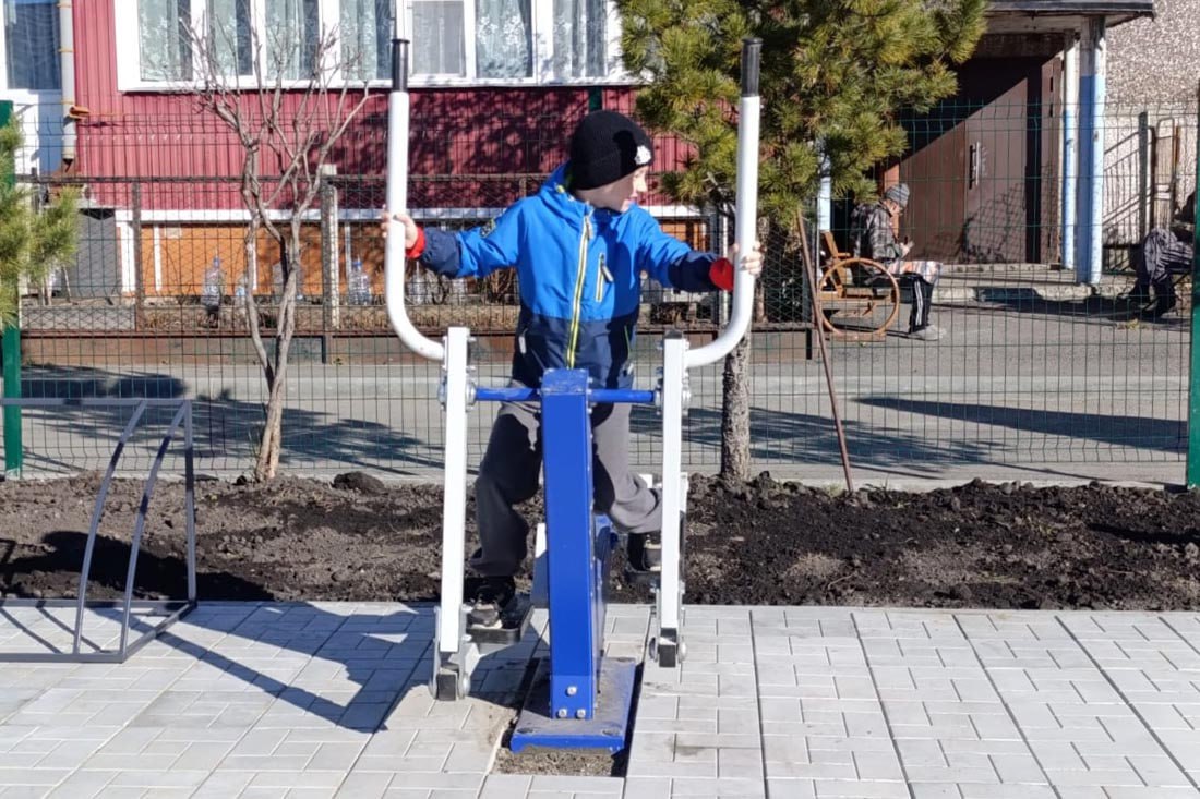В селе Майма завершается благоустройство детской площадки во дворе домов № 26, 27, 28 по улице Гидростроителей В селе Майма завершается благоустройство детской площадки во дворе домов № 26, 27, 28 по улице Гидростроителей