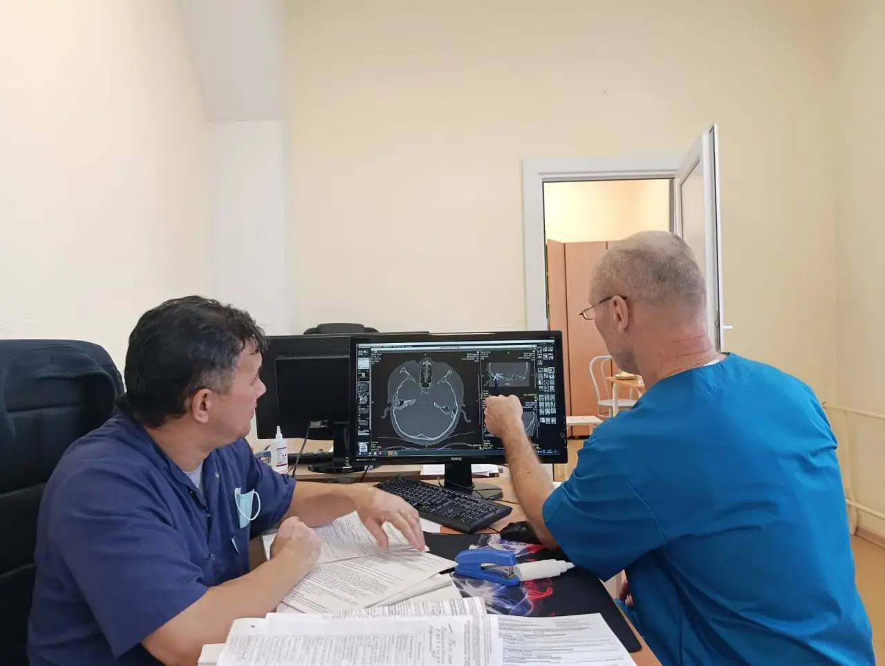 Заведующий учебной частью кафедры детской оториноларингологии РМАНПО, кандидат медицинских наук, ведущий отохирург ДГКБ им. З.А.Башляевой, отличник здравоохранения РФ Олег Наумов обучает лор-врачей в Республиканской больнице Заведующий учебной частью кафедры детской оториноларингологии РМАНПО, кандидат медицинских наук, ведущий отохирург ДГКБ им. З.А.Башляевой, отличник здравоохранения РФ Олег Наумов обучает лор-врачей в Республиканской больнице