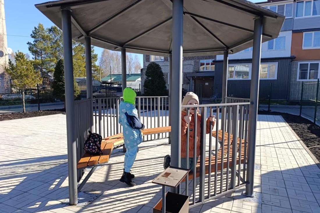 В селе Майма завершается благоустройство детской площадки во дворе домов № 26, 27, 28 по улице Гидростроителей В селе Майма завершается благоустройство детской площадки во дворе домов № 26, 27, 28 по улице Гидростроителей