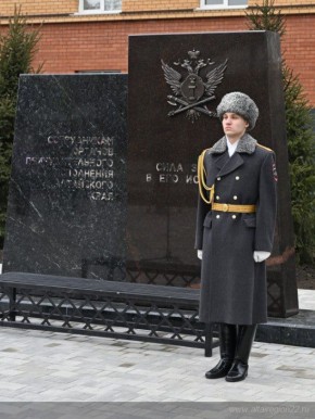 Первый в РФ памятный знак сотрудникам службы судебных приставов открыли в Барнауле в преддверии 160-летия появления данного института, сообщили в правительстве Алтайского края