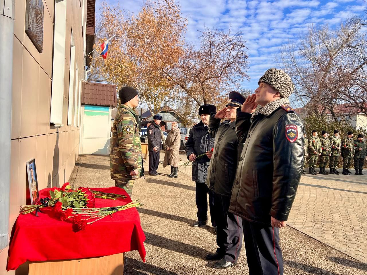 Руководство и сотрудники транспортной полиции Сибири приняли участие в открытии мемориальной доски погибшему участнику спецоперации Руководство и сотрудники транспортной полиции Сибири приняли участие в открытии мемориальной доски погибшему участнику спецоперации