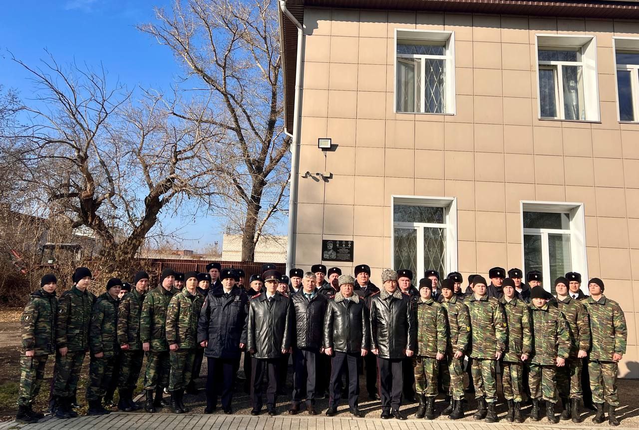 Руководство и сотрудники транспортной полиции Сибири приняли участие в открытии мемориальной доски погибшему участнику спецоперации Руководство и сотрудники транспортной полиции Сибири приняли участие в открытии мемориальной доски погибшему участнику спецоперации