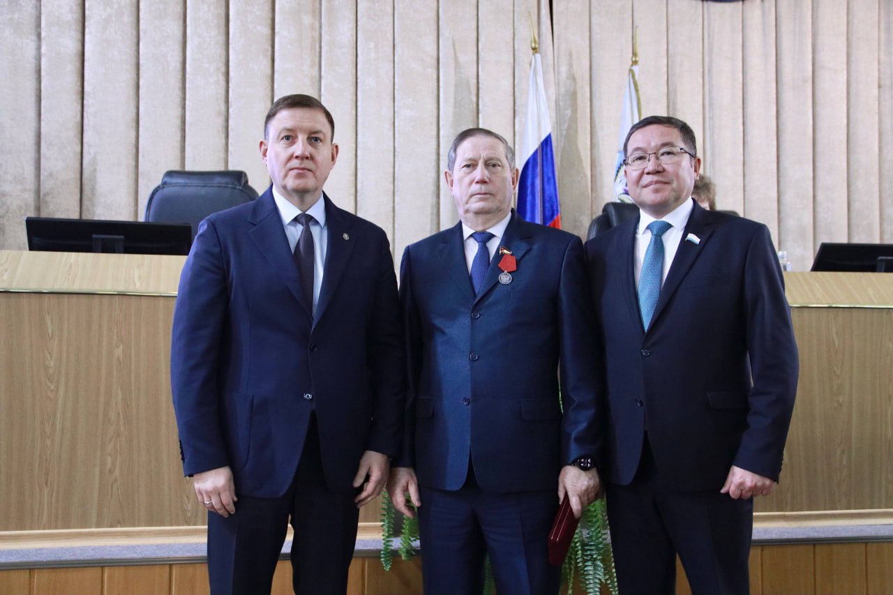 Андрей Турчак вручил Виктору Ромашкину Медаль Ордена «За заслуги перед Отечеством» II степени перед началом очередной сессии Госсобрания