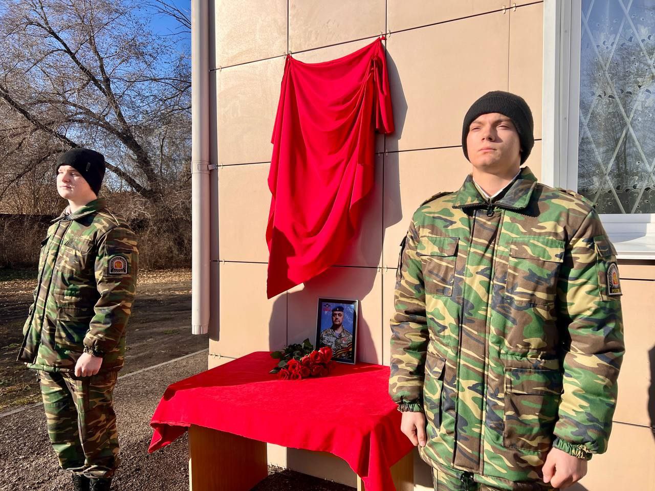 Руководство и сотрудники транспортной полиции Сибири приняли участие в открытии мемориальной доски погибшему участнику спецоперации Руководство и сотрудники транспортной полиции Сибири приняли участие в открытии мемориальной доски погибшему участнику спецоперации