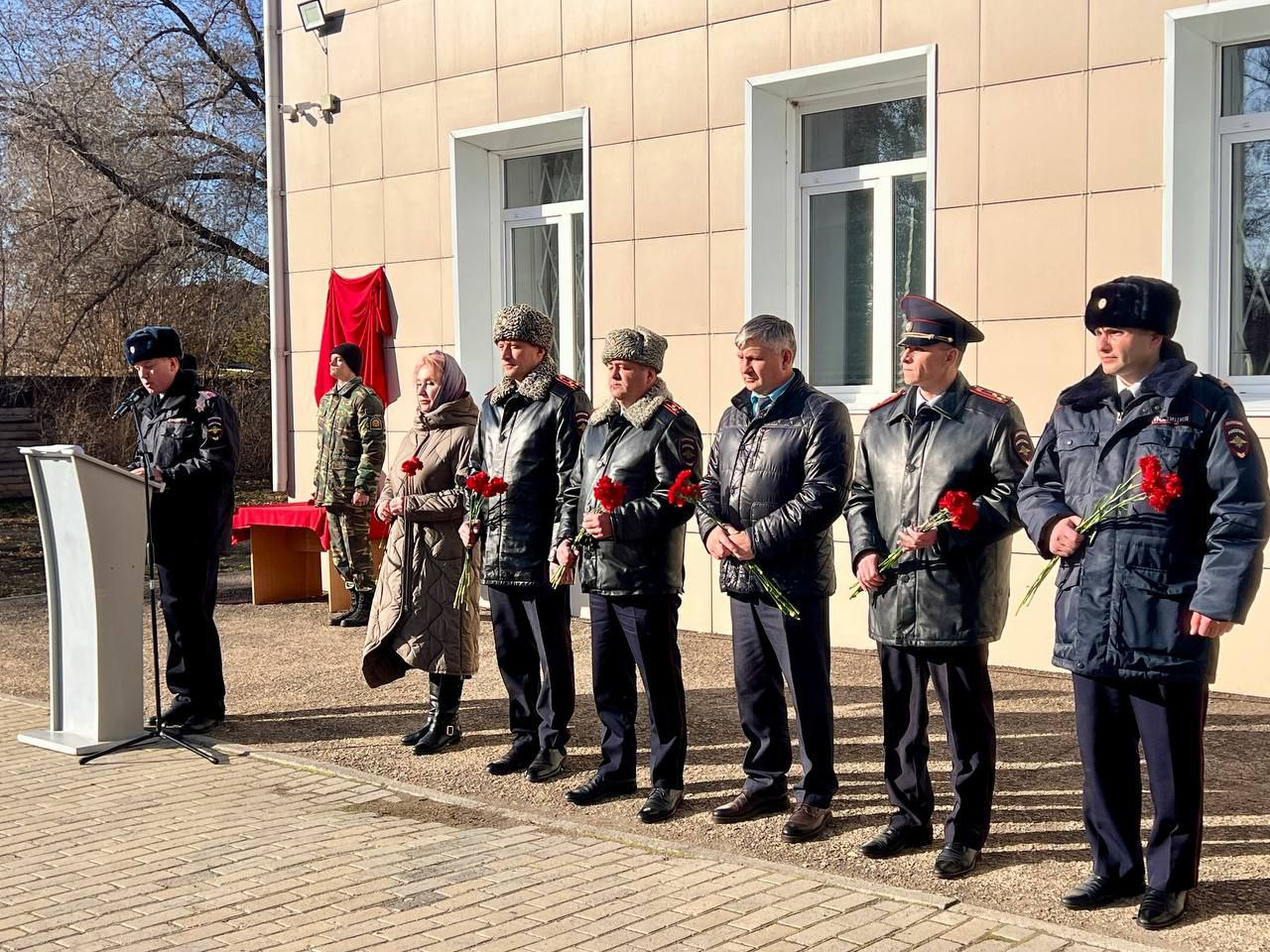 Руководство и сотрудники транспортной полиции Сибири приняли участие в открытии мемориальной доски погибшему участнику спецоперации Руководство и сотрудники транспортной полиции Сибири приняли участие в открытии мемориальной доски погибшему участнику спецоперации