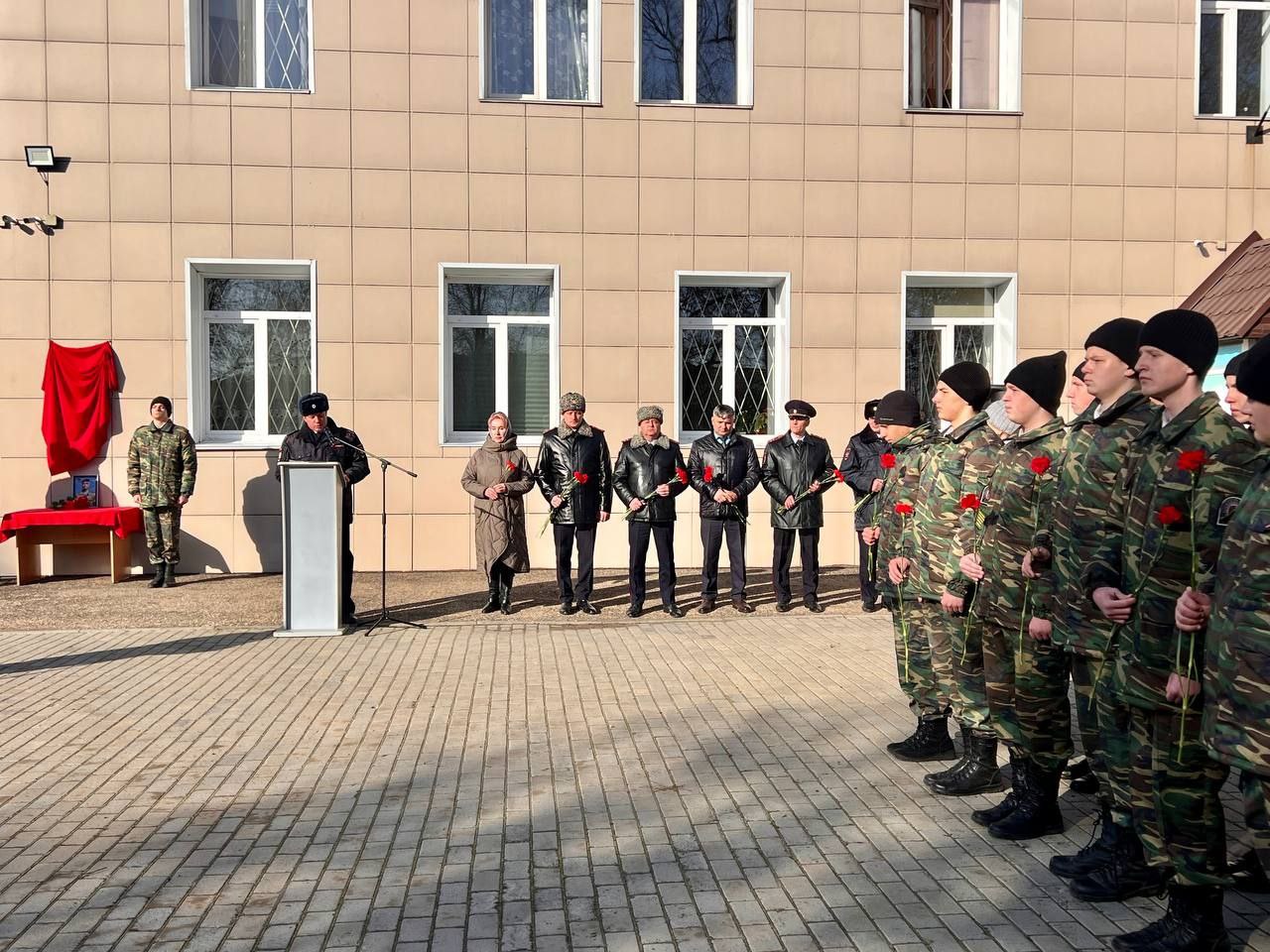 Руководство и сотрудники транспортной полиции Сибири приняли участие в открытии мемориальной доски погибшему участнику спецоперации Руководство и сотрудники транспортной полиции Сибири приняли участие в открытии мемориальной доски погибшему участнику спецоперации