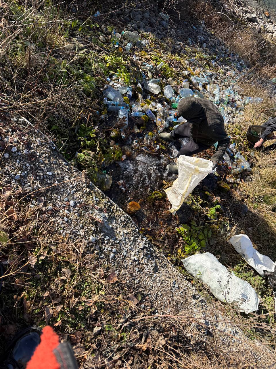 Сотрудники Манжерокской администрации вместе с работниками рынка "Аржан-Суу" навели порядок в районе одноименного родника