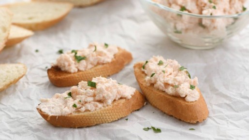 Простая намазка с пикантным вкусом будет готова за три минуты: старый советский рецепт