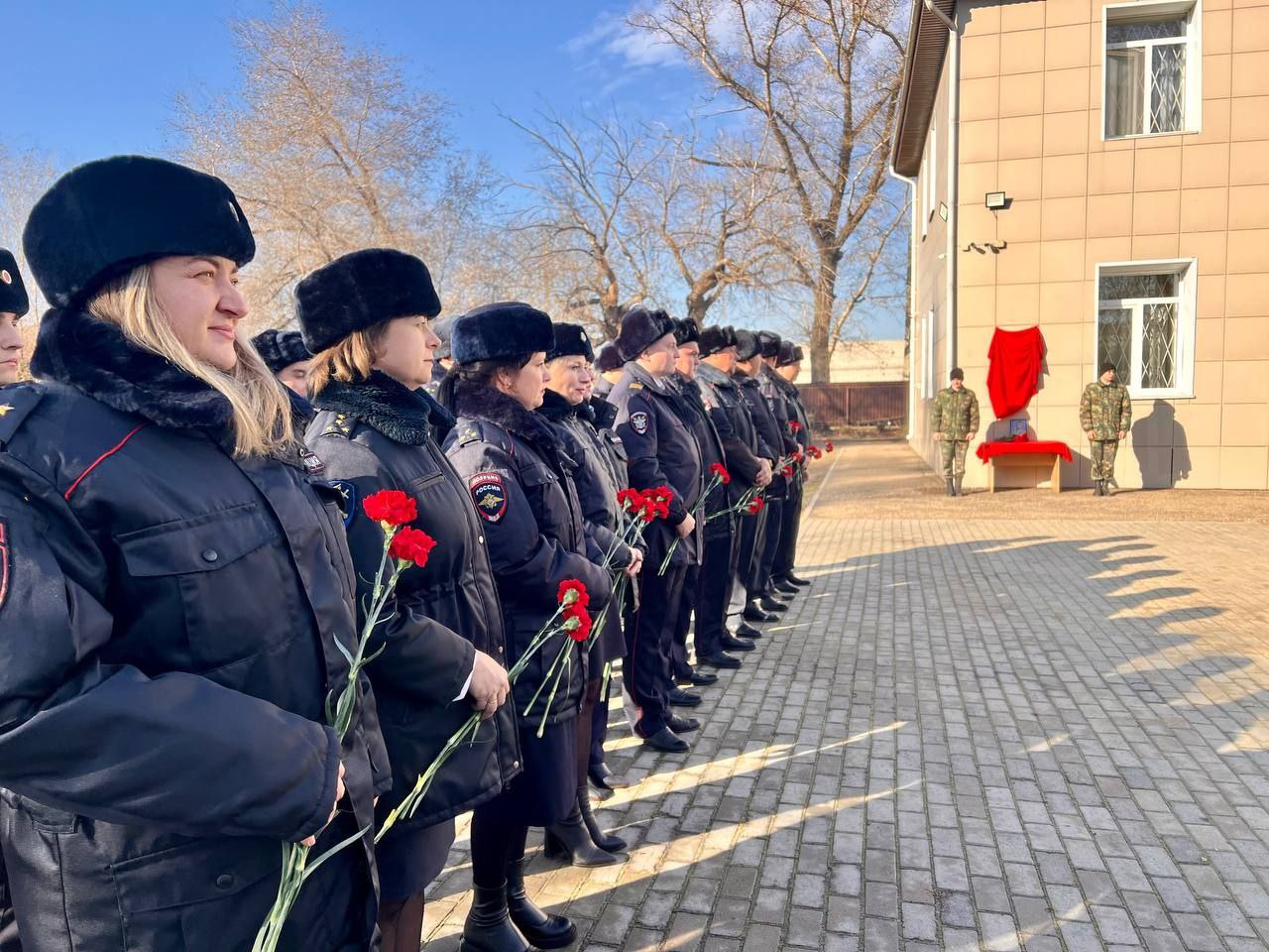 Руководство и сотрудники транспортной полиции Сибири приняли участие в открытии мемориальной доски погибшему участнику спецоперации Руководство и сотрудники транспортной полиции Сибири приняли участие в открытии мемориальной доски погибшему участнику спецоперации