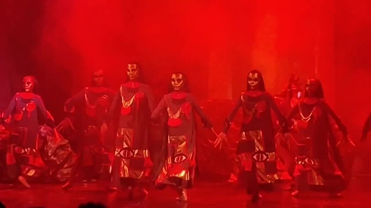 Премьера спектакля "Алмыс" вчера, 29 октября, состоялась в Национальном драматическом театре им. П.В. Кучияка