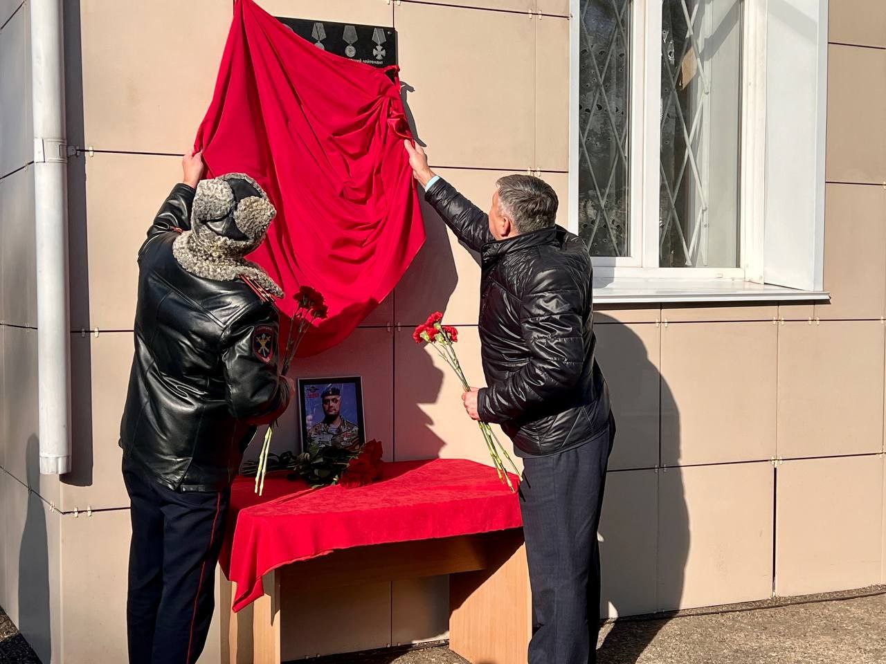 Руководство и сотрудники транспортной полиции Сибири приняли участие в открытии мемориальной доски погибшему участнику спецоперации Руководство и сотрудники транспортной полиции Сибири приняли участие в открытии мемориальной доски погибшему участнику спецоперации