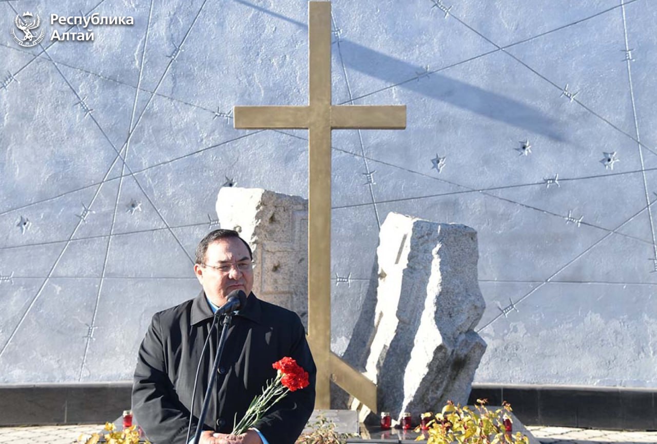 В столице Республики Алтай прошел митинг ко Дню памяти жертв политических репрессий В столице Республики Алтай прошел митинг ко Дню памяти жертв политических репрессий