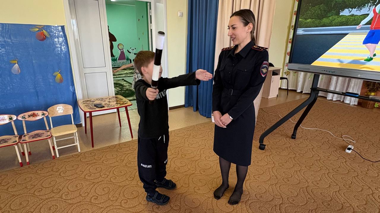 Сотрудники Госавтоинспекции посетили детский сад «Суунчи» в с. Майма Сотрудники Госавтоинспекции посетили детский сад «Суунчи» в с. Майма