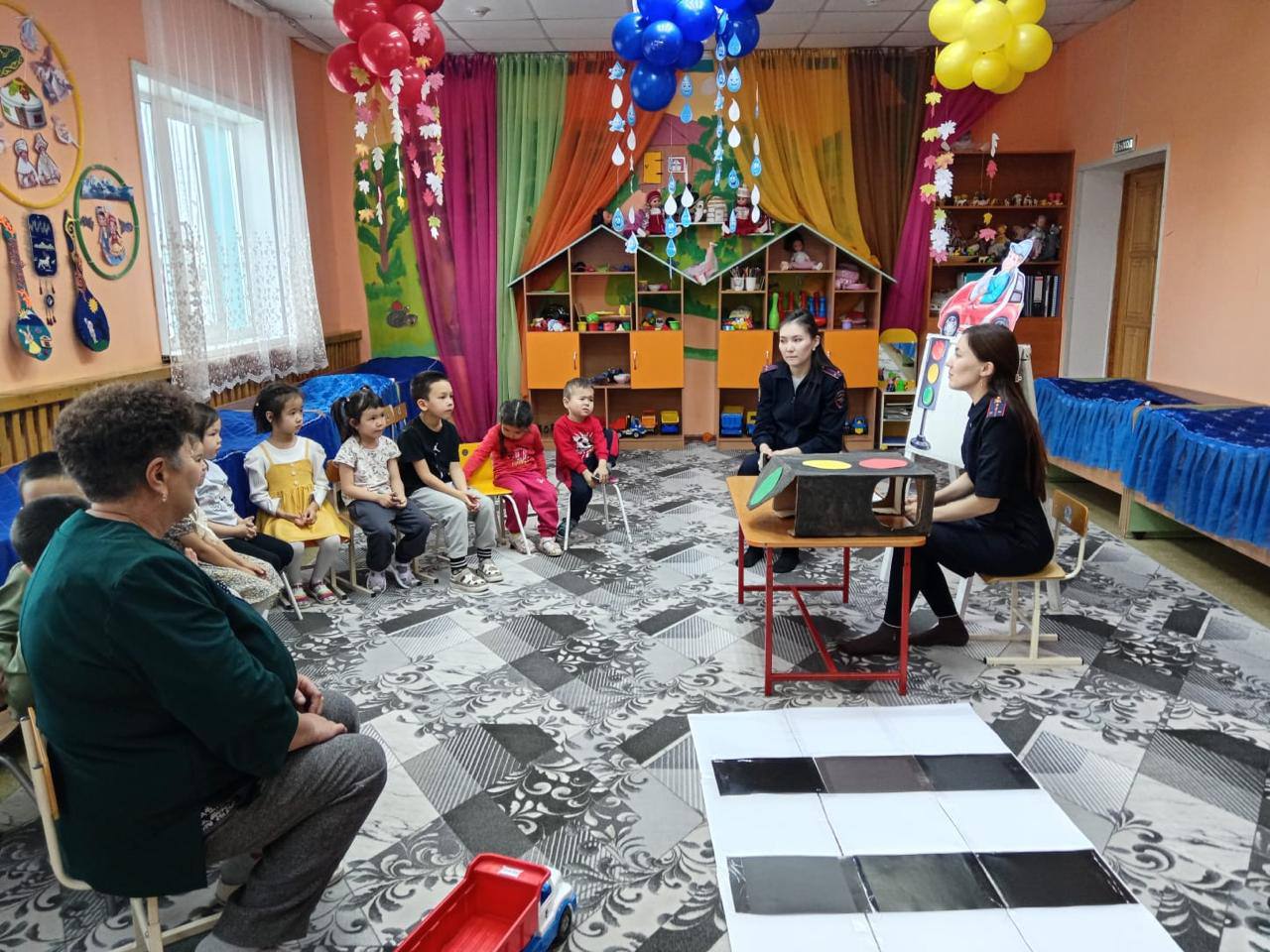 Сотрудники полиции посетили воспитанников детского сада «Улыбка 1» с. Кош-Агач Сотрудники полиции посетили воспитанников детского сада «Улыбка 1» с. Кош-Агач