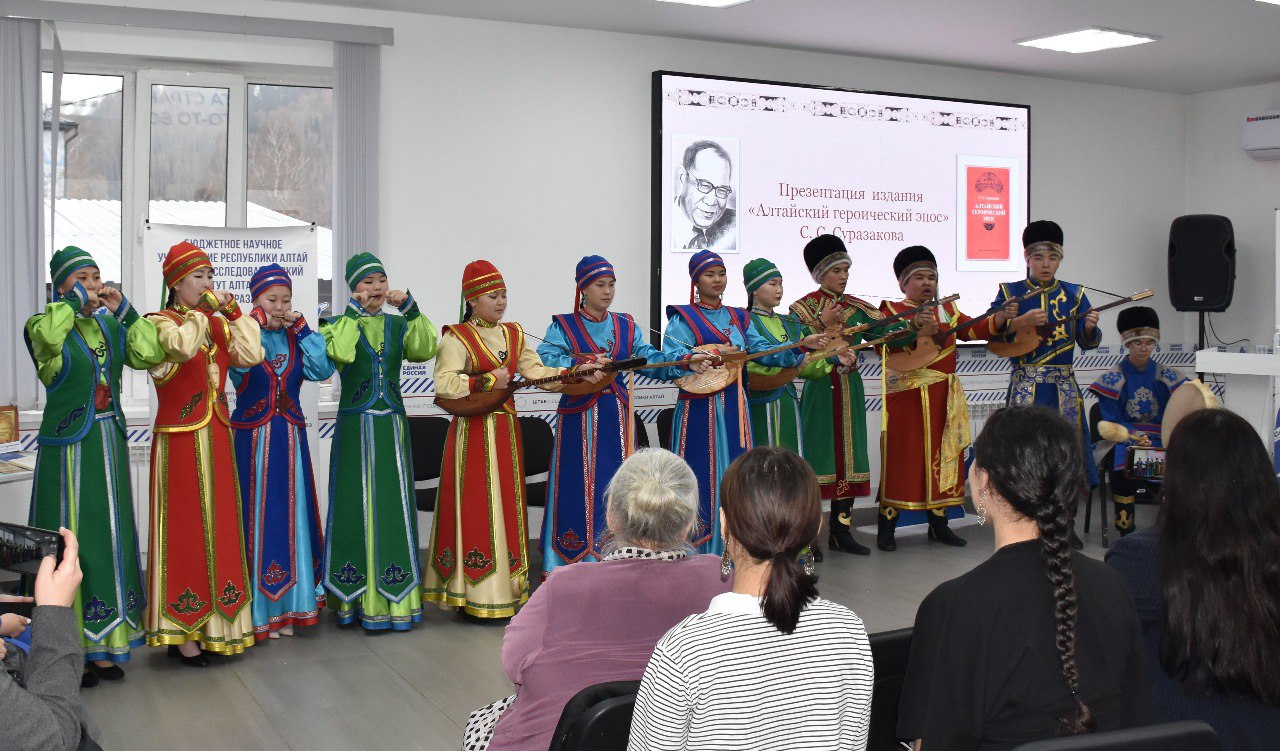 Переиздана книга Сазона Суразакова «Алтайский героический эпос» Переиздана книга Сазона Суразакова «Алтайский героический эпос»