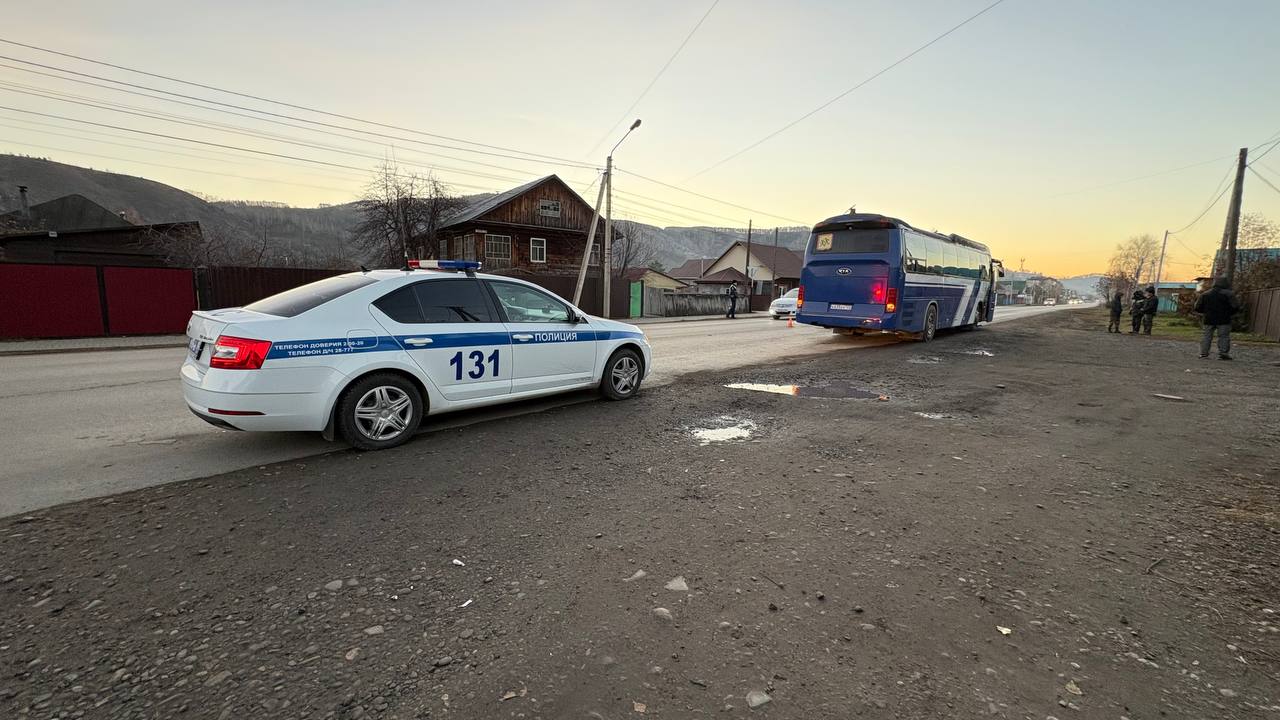 В Горно-Алтайске пешеход погиб под колесами автобуса, перебегая дорогу в неположенном месте В Горно-Алтайске пешеход погиб под колесами автобуса, перебегая дорогу в неположенном месте