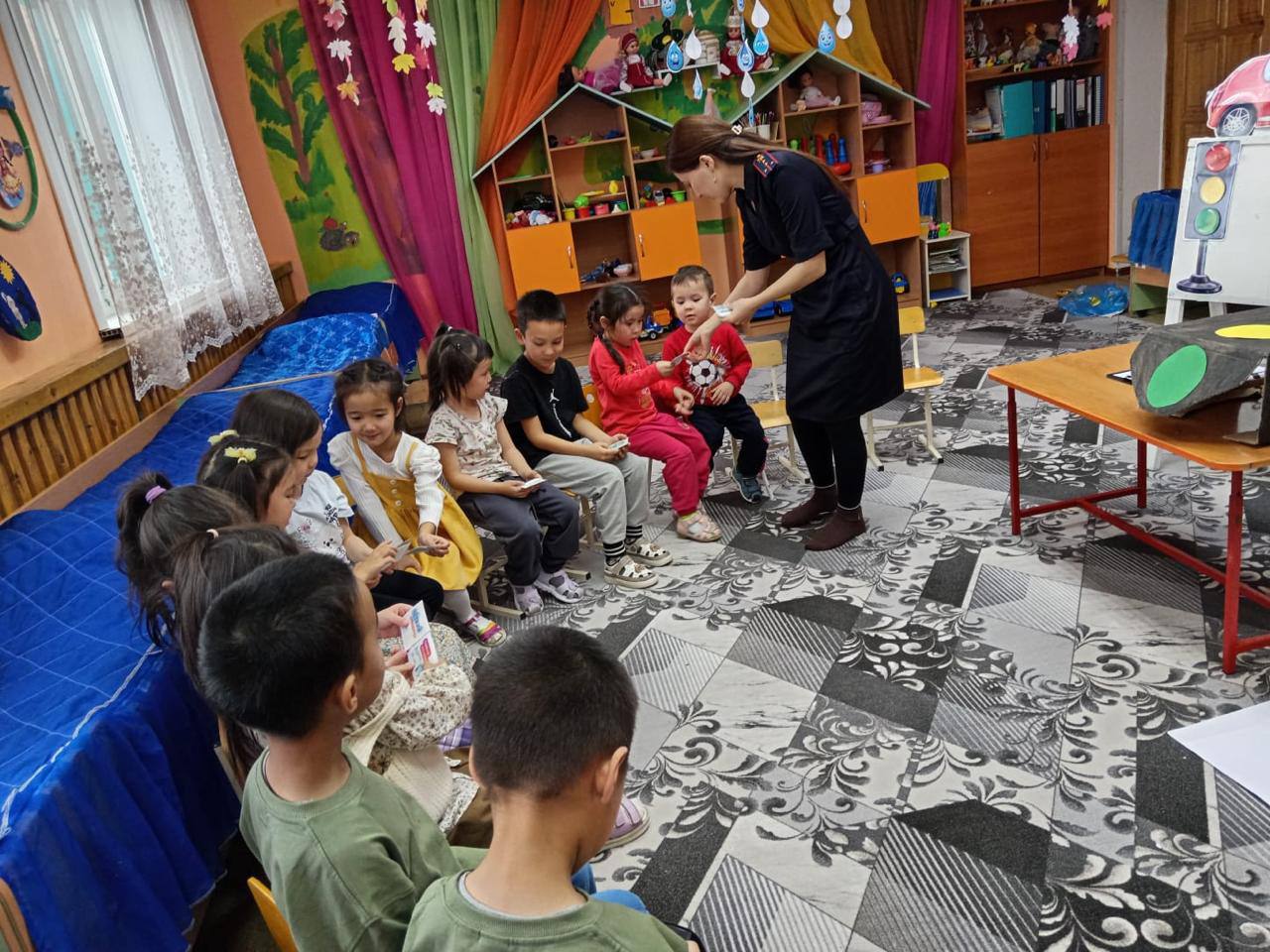 Сотрудники полиции посетили воспитанников детского сада «Улыбка 1» с. Кош-Агач Сотрудники полиции посетили воспитанников детского сада «Улыбка 1» с. Кош-Агач