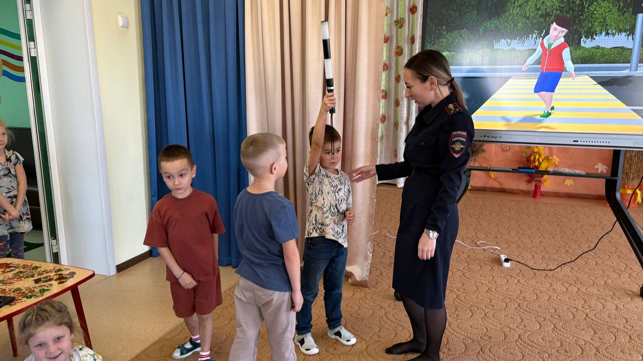 Сотрудники Госавтоинспекции посетили детский сад «Суунчи» в с. Майма Сотрудники Госавтоинспекции посетили детский сад «Суунчи» в с. Майма