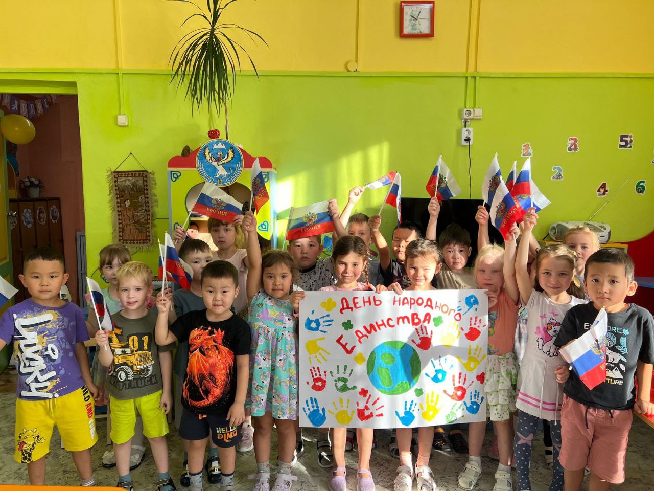 В горно-алтайском детском саду "Айучак" прошли занятия ко Дню народного единства В горно-алтайском детском саду "Айучак" прошли занятия ко Дню народного единства