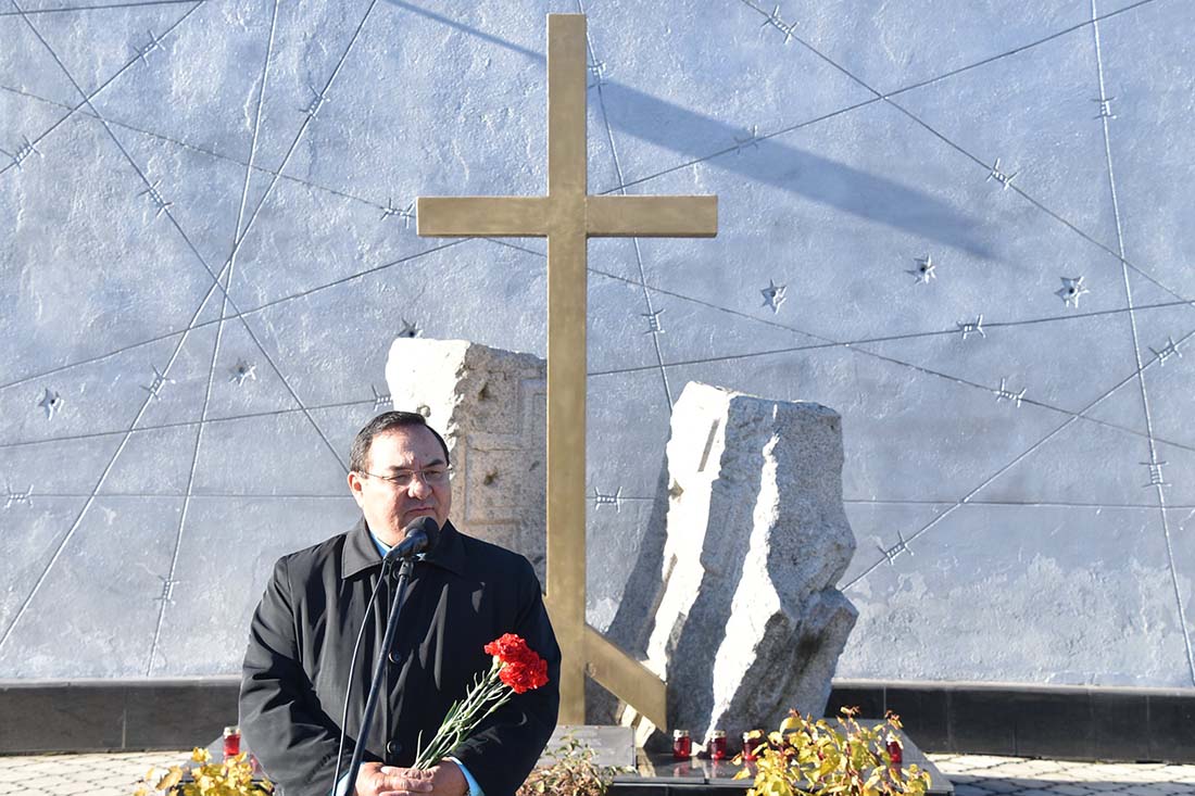 Митинг ко Дню памяти жертв политических репрессий прошел в Горно-Алтайске Митинг ко Дню памяти жертв политических репрессий прошел в Горно-Алтайске