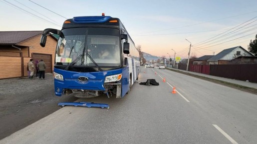 В Горно-Алтайске пешеход погиб под колесами автобуса, перебегая дорогу в неположенном месте