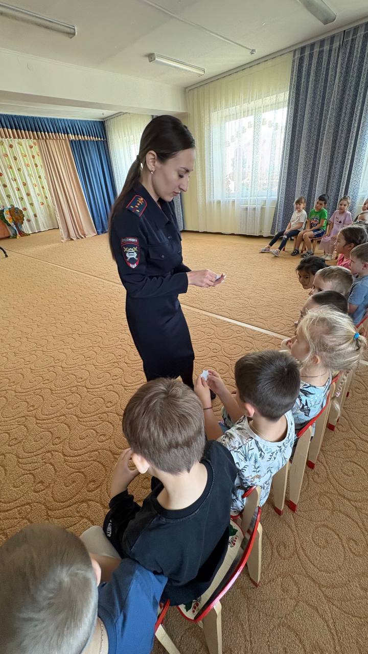 Сотрудники Госавтоинспекции посетили детский сад «Суунчи» в с. Майма Сотрудники Госавтоинспекции посетили детский сад «Суунчи» в с. Майма