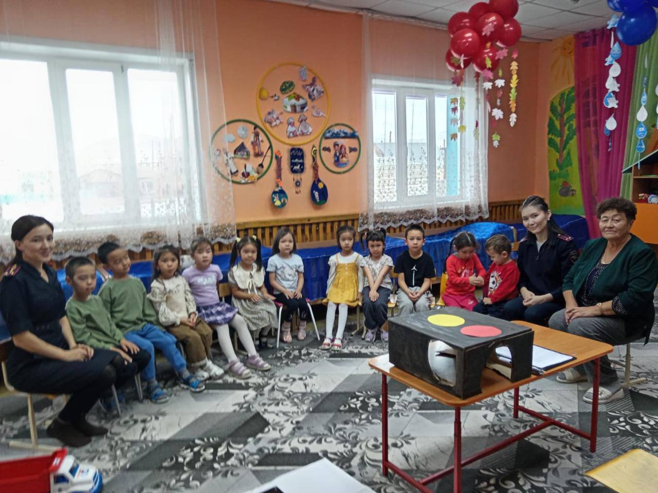 Сотрудники полиции посетили воспитанников детского сада «Улыбка 1» с. Кош-Агач Сотрудники полиции посетили воспитанников детского сада «Улыбка 1» с. Кош-Агач