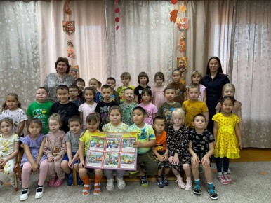 Объясняем ПДД: Сотрудник региональной Госавтоинспекции провела профилактическую встречу с воспитанниками городского сада № 15 «Василек»