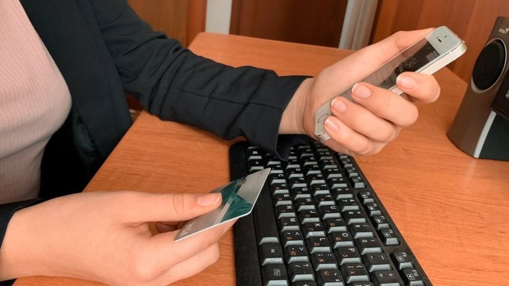 По иску прокурора Улаганского района потерпевшей возмещены похищенные денежные средства