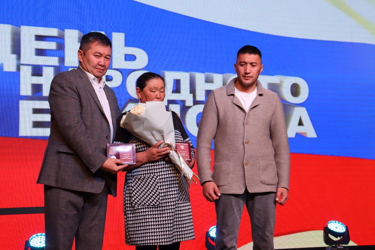 Грандиозный благотворительный концерт прошел в Кош-Агачском Доме культуры Грандиозный благотворительный концерт прошел в Кош-Агачском Доме культуры