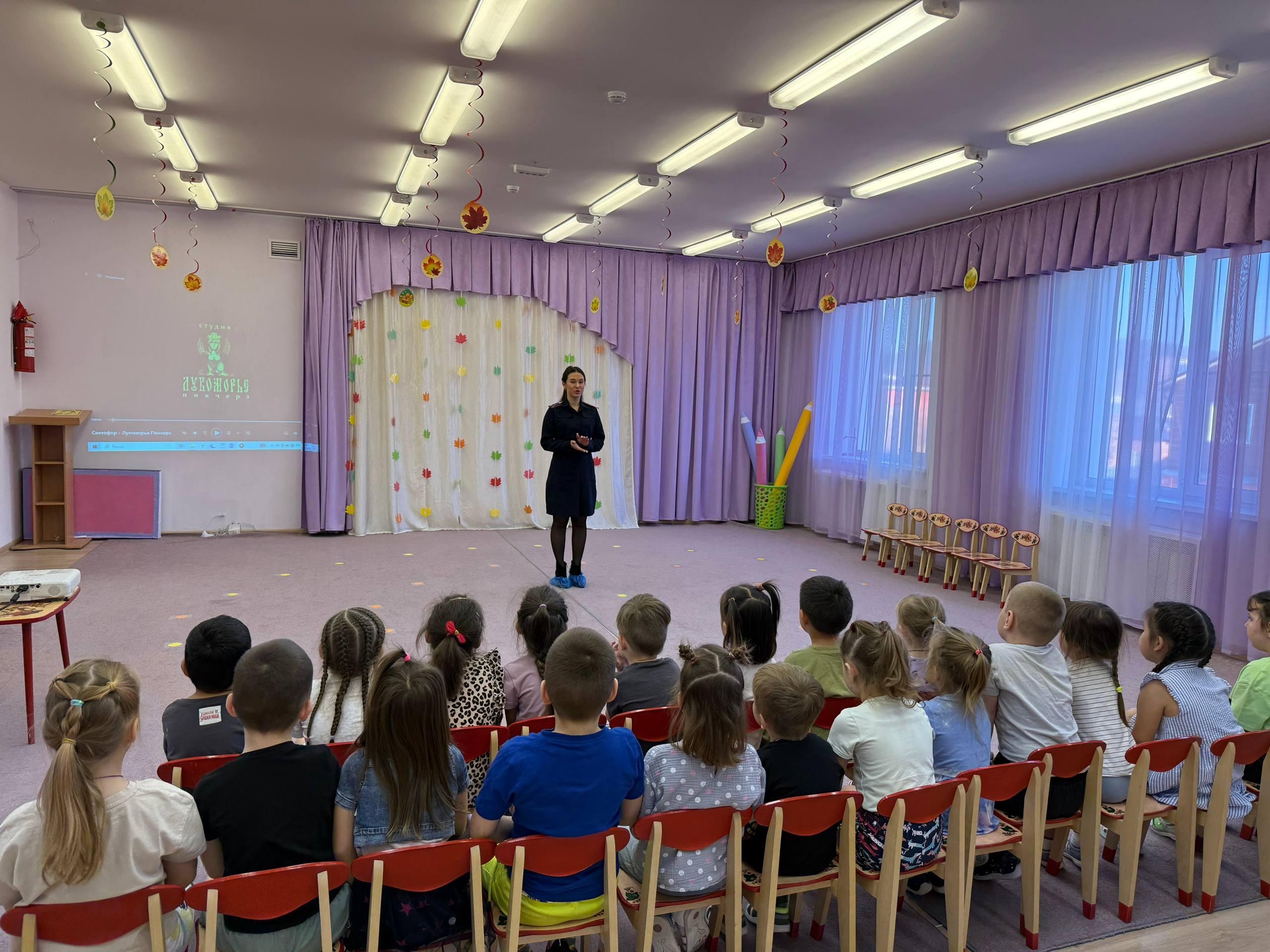 Объясняем ПДД: Сотрудник региональной Госавтоинспекции провела профилактическую встречу с воспитанниками городского сада № 15 «Василек» Объясняем ПДД: Сотрудник региональной Госавтоинспекции провела профилактическую встречу с воспитанниками городского сада № 15 «Василек»