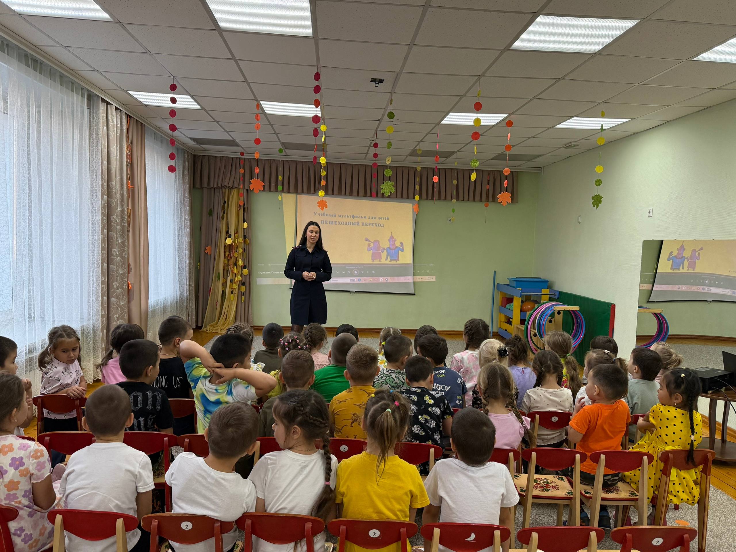 Объясняем ПДД: Сотрудник региональной Госавтоинспекции провела профилактическую встречу с воспитанниками городского сада № 15 «Василек» Объясняем ПДД: Сотрудник региональной Госавтоинспекции провела профилактическую встречу с воспитанниками городского сада № 15 «Василек»