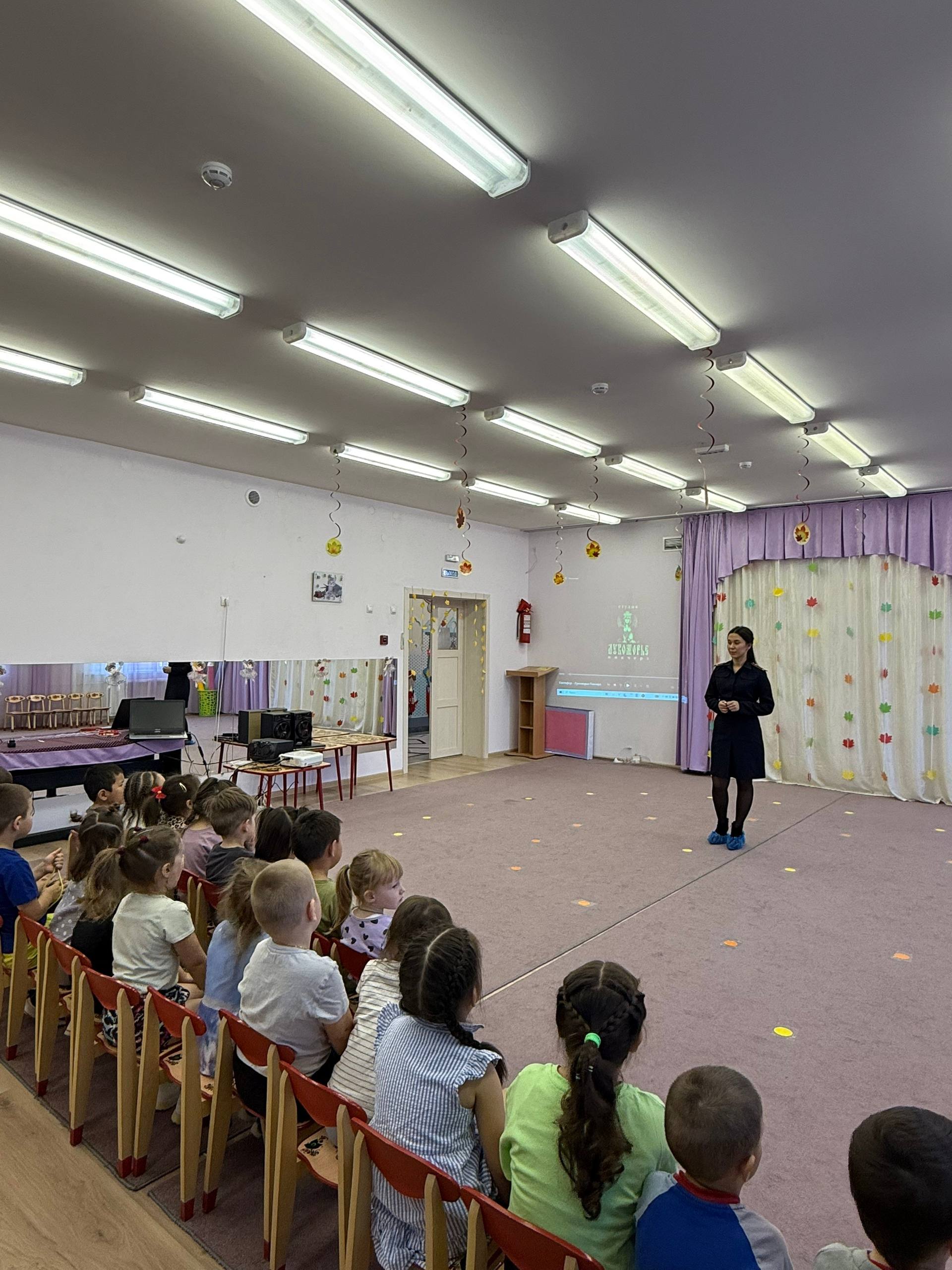 Объясняем ПДД: Сотрудник региональной Госавтоинспекции провела профилактическую встречу с воспитанниками городского сада № 15 «Василек» Объясняем ПДД: Сотрудник региональной Госавтоинспекции провела профилактическую встречу с воспитанниками городского сада № 15 «Василек»