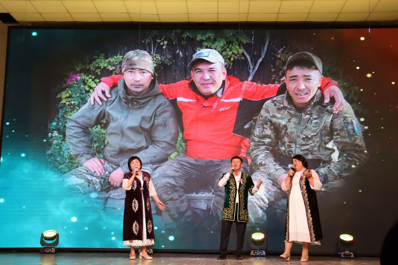 Грандиозный благотворительный концерт прошел в Кош-Агачском Доме культуры