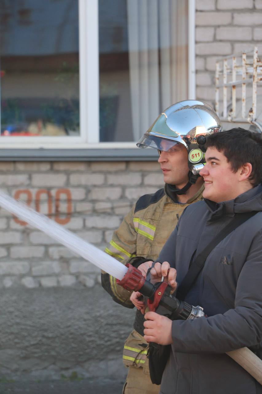 Студенты ДОСААФ посетили 1-ю пожарно-спасательную часть города Студенты ДОСААФ посетили 1-ю пожарно-спасательную часть города