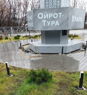 Несколько недель назад в Горно-Алтайске открыли новую стелу на въезде — красивая, в виде традиционной алтайской коновязи