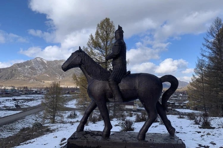 В Шебалинском районе увековечили память эпического героя
