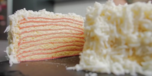 Три ингредиента за пять минут: идеальный крабовый салат с яйцом для любого стола