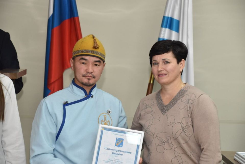 В День народного единства в мэрии состоялось награждение участников выставки национальных культур «Горно-Алтайск – наш общий дом!» В День народного единства в мэрии состоялось награждение участников выставки национальных культур «Горно-Алтайск – наш общий дом!»