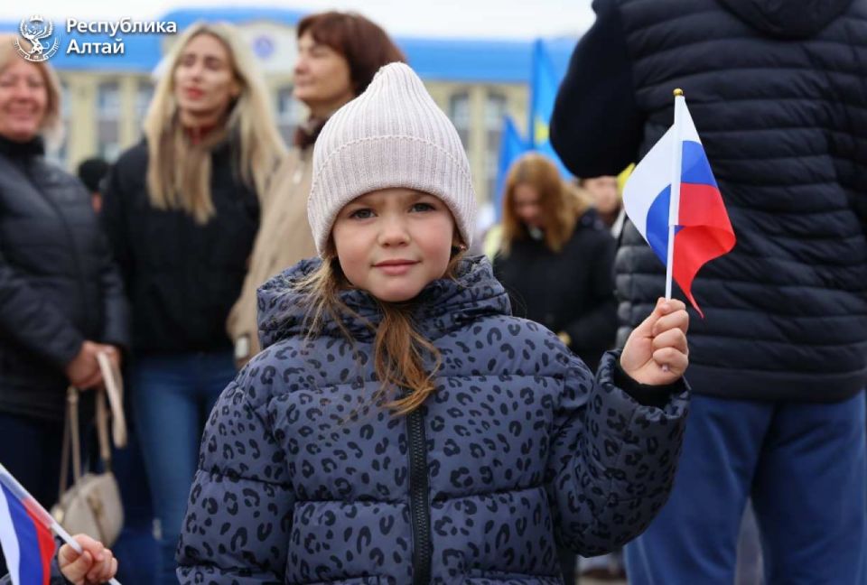 На центральной площади Горно-Алтайска состоялся традиционный митинг-концерт в честь Дня народного единства На центральной площади Горно-Алтайска состоялся традиционный митинг-концерт в честь Дня народного единства