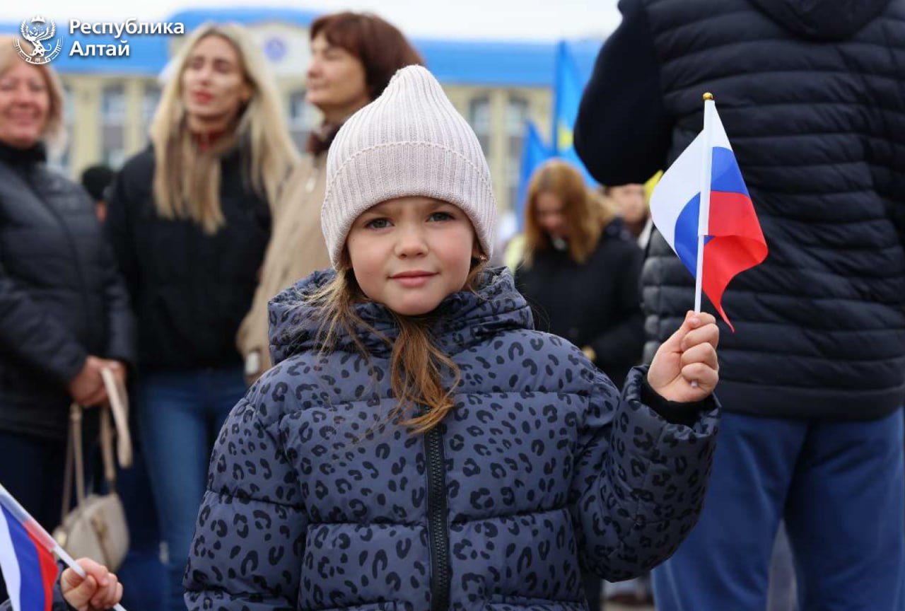 На центральной площади Горно-Алтайска состоялся традиционный митинг-концерт в честь Дня народного единства На центральной площади Горно-Алтайска состоялся традиционный митинг-концерт в честь Дня народного единства