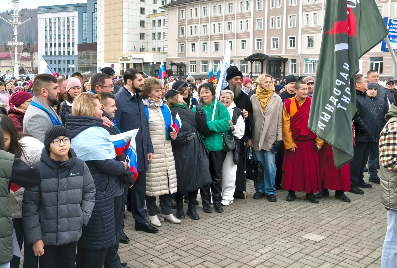 В ГорноАлтайске ярко и торжественно отметили День народного единства В ГорноАлтайске ярко и торжественно отметили День народного единства