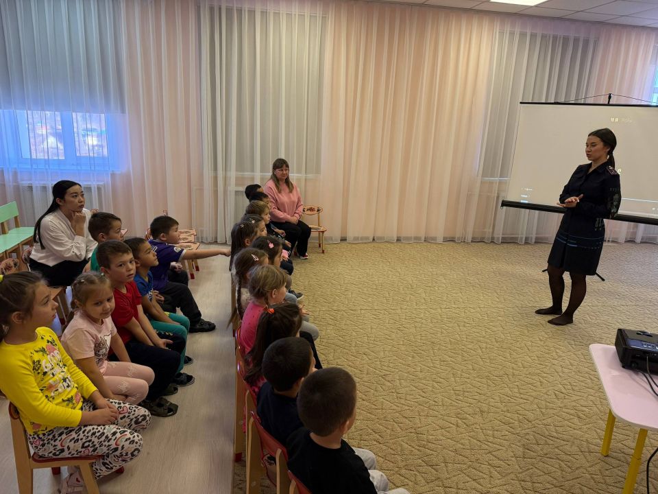 Сотрудник региональной Госавтоинспекции провела урок безопасности в детском саду «Алтынсай» с. Шебалино Сотрудник региональной Госавтоинспекции провела урок безопасности в детском саду «Алтынсай» с. Шебалино
